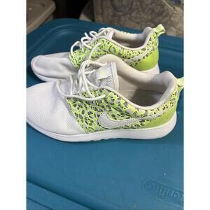 Nike Roshe One Premium Womens 6Athletic sneakers White Ghost Green Shoes
